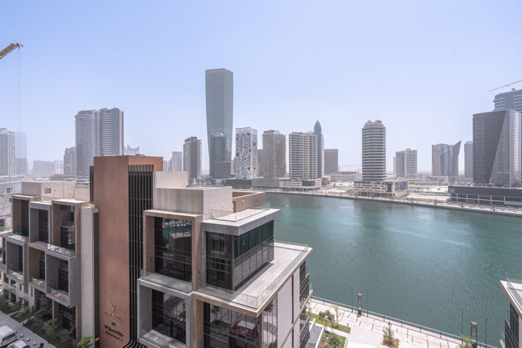 Picturesque Canal View | Spacious | Contemporary