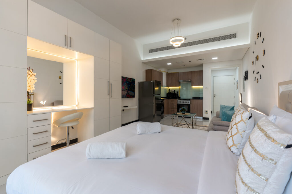 Cosy Studio | Pool View | Steps from Circle Mall