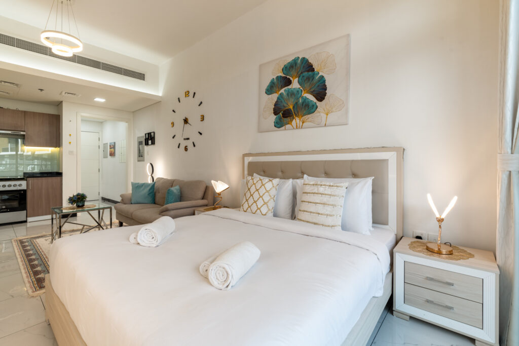 Cosy Studio | Pool View | Steps from Circle Mall