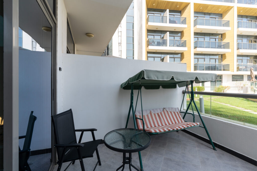 Cosy Studio | Pool View | Steps from Circle Mall