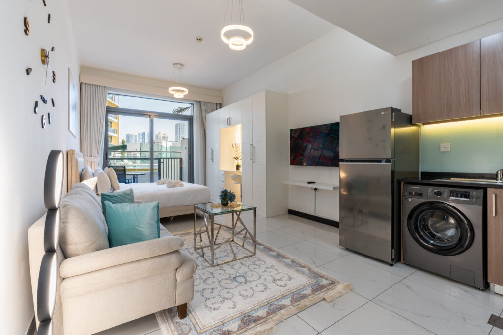 Cosy Studio | Pool View | Steps from Circle Mall