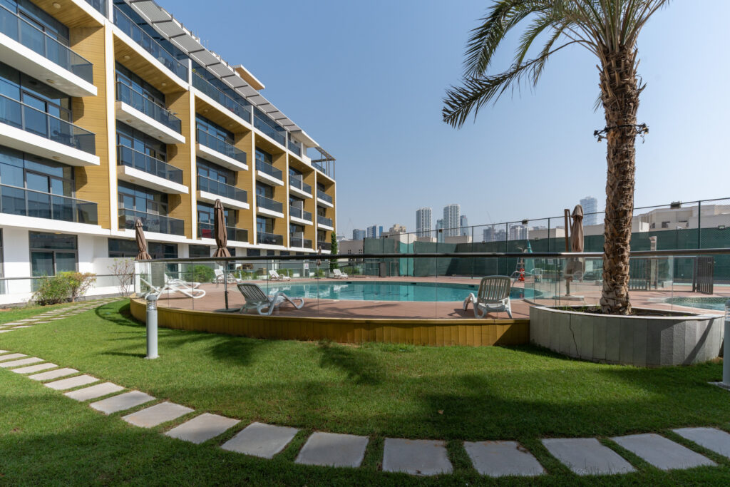 Cosy Studio | Pool View | Steps from Circle Mall