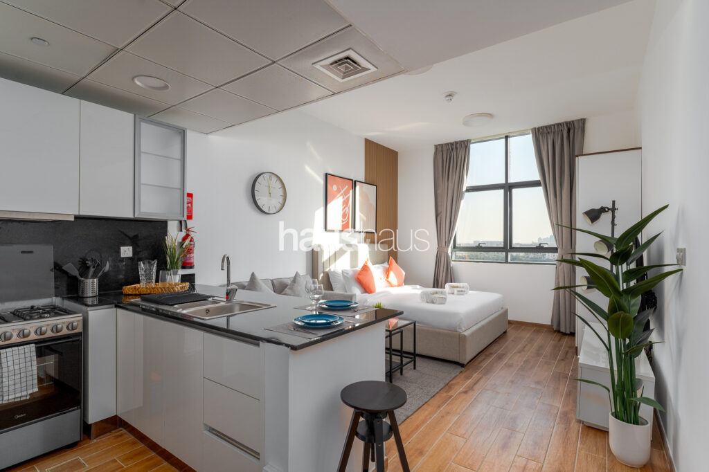 Vibrant and Cosy | Near Shops and Restaurants