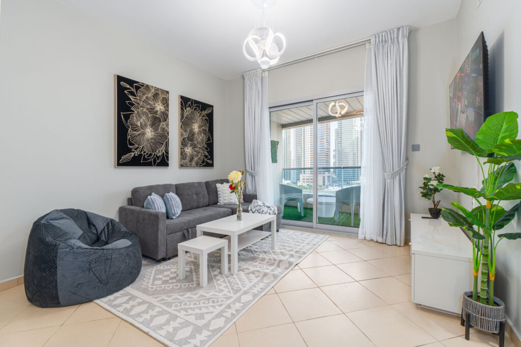 Next to Metro | Sleeps 6 | Excellent Location