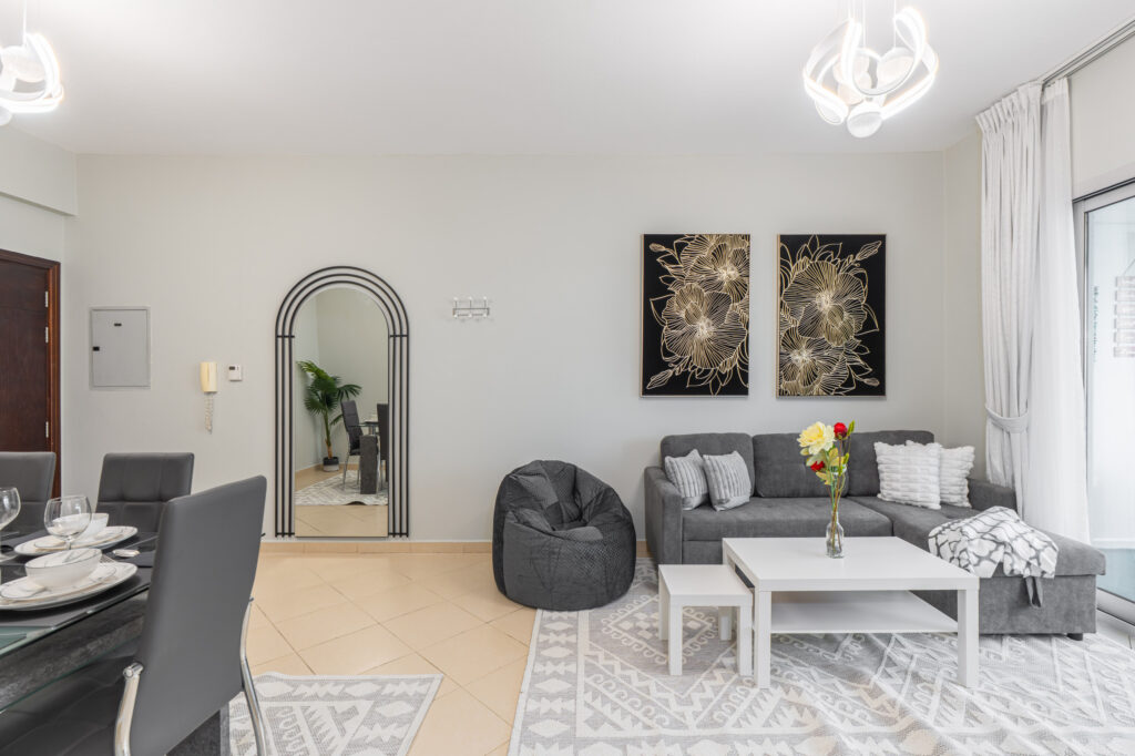 Next to Metro | Sleeps 6 | Excellent Location