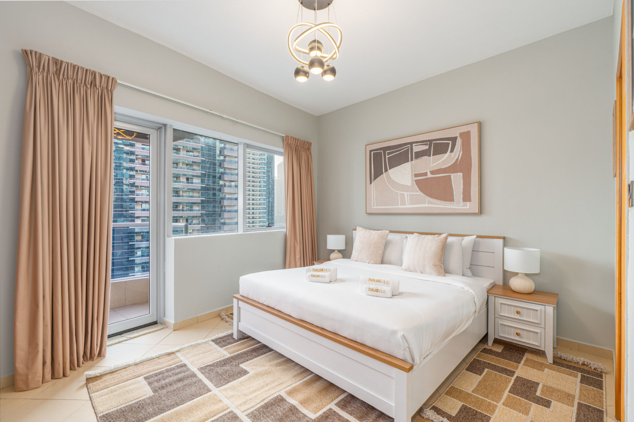 Next to Metro | Sleeps 6 | Excellent Location