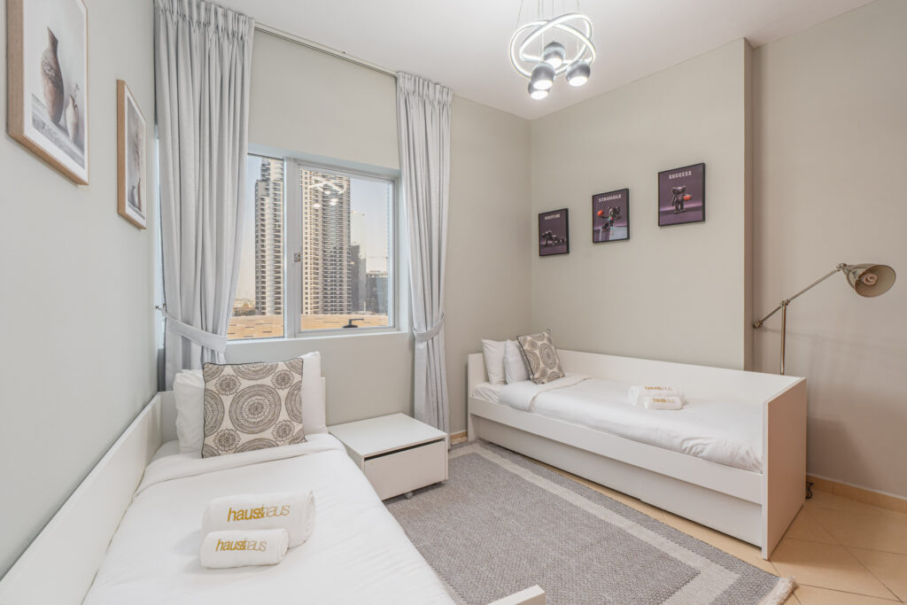 Next to Metro | Sleeps 6 | Excellent Location