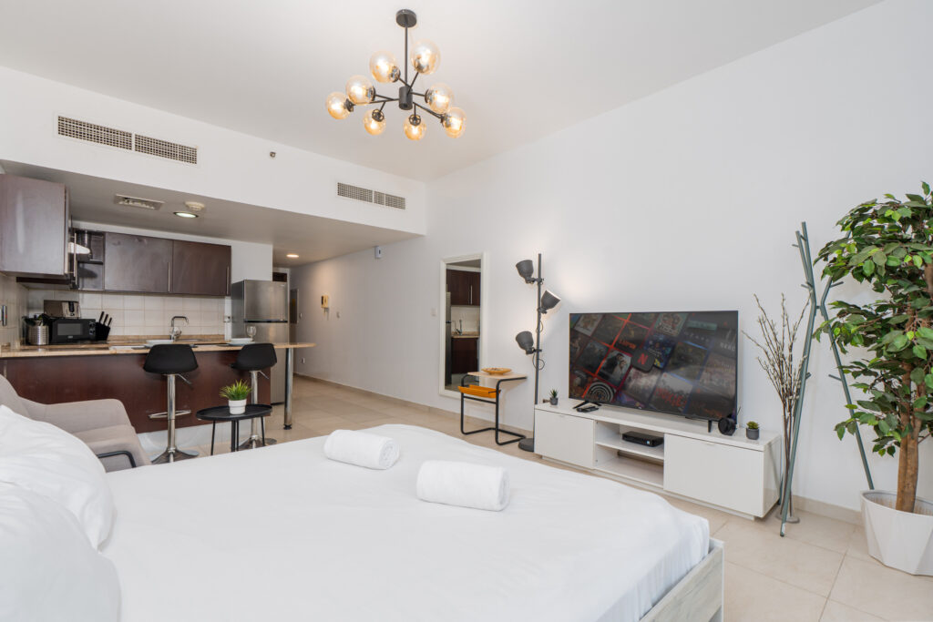 Spacious Studio | Beautiful Neighbourhood