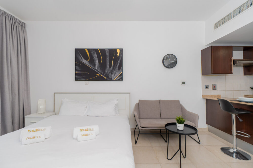 Spacious Studio | Beautiful Neighbourhood